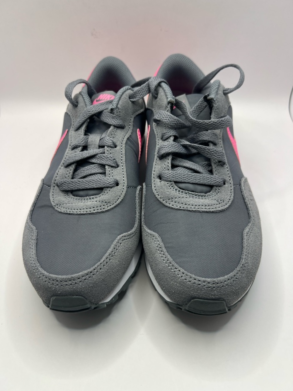 Nike MD valiant shoes size 5.5 youth NIB with Pink Swoosh Accents